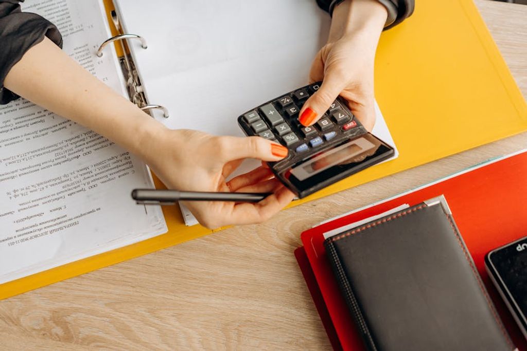 Mikhail Nilov באתר PEXELS accountant vs bookkeeper